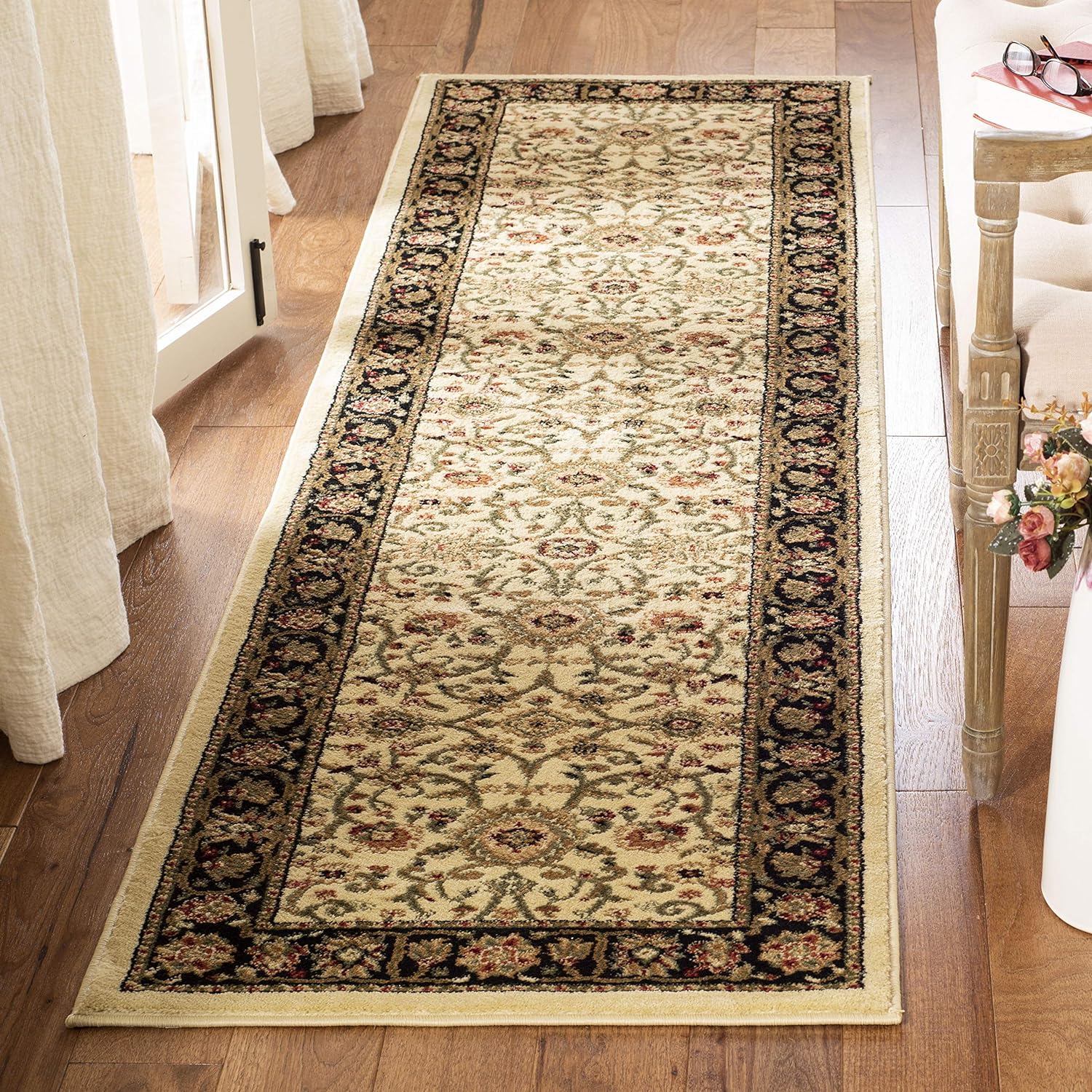 SAFAVIEH Lyndhurst Collection Area Rug - 5'3" x 7'6", Ivory & Red, Traditional Oriental Design, Non-Shedding & Easy Care, Ideal for High Traffic Areas in Living Room, Bedroom (LNH212K)